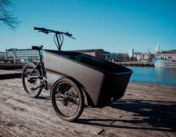 Promovec dynamic cargo bij het water